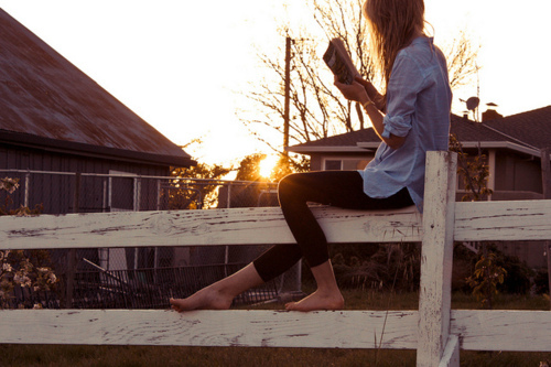 偌大的城市,却无归宿感;漫长的时光,却飞逝短暂