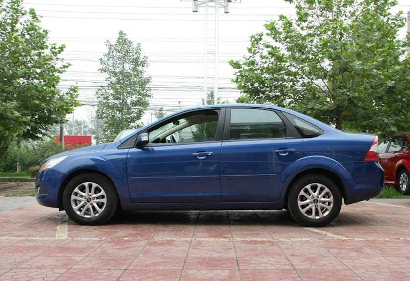 相当流畅的经典福克斯三厢,保持稳重大气的同时,也很有时尚美感