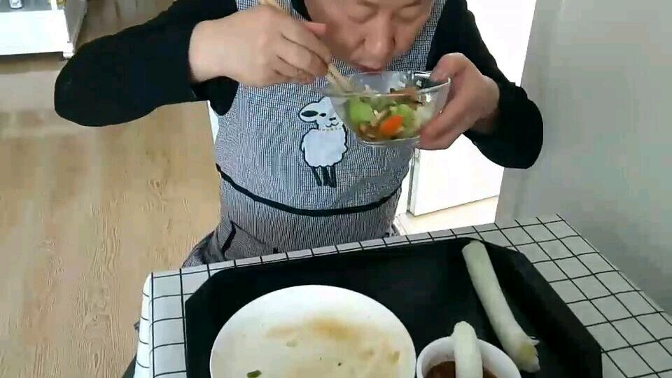 今天做油菜(东北叫法)二哥吃的真香,大葱一口接一口