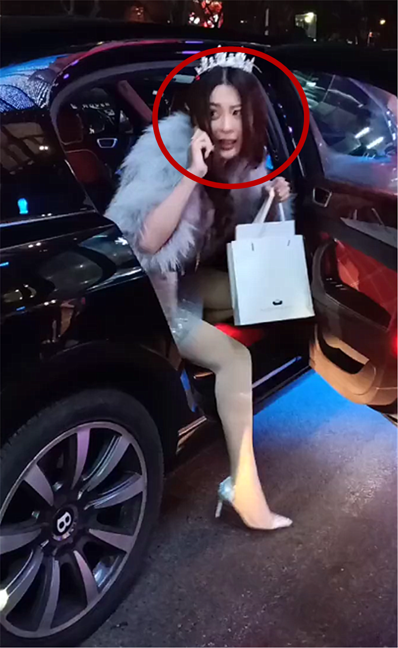 街头偶遇黑色宾利,车上的美女太吸引人了,比车还好看!