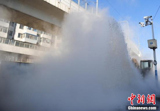 长春街头供暖管道爆裂 喷数米水柱雾气弥漫