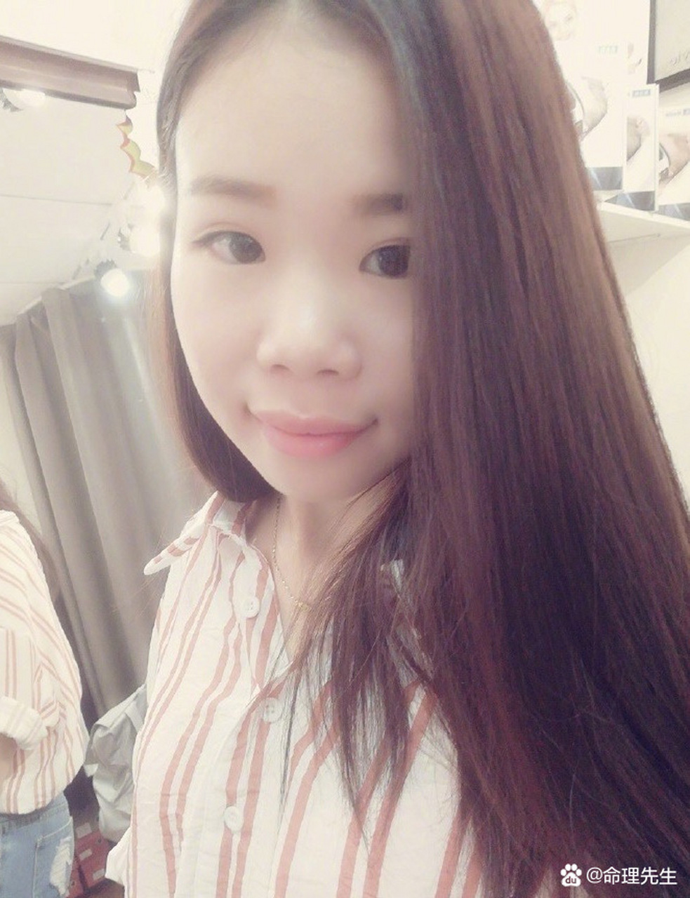 天真鼻,也叫婴儿鼻,山根低,鼻头肉微微翘起,有点像刚出生的婴儿鼻子.