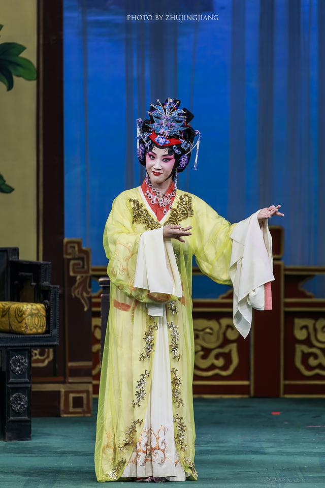 王岳凌主演京剧《王熙凤大闹宁国府》