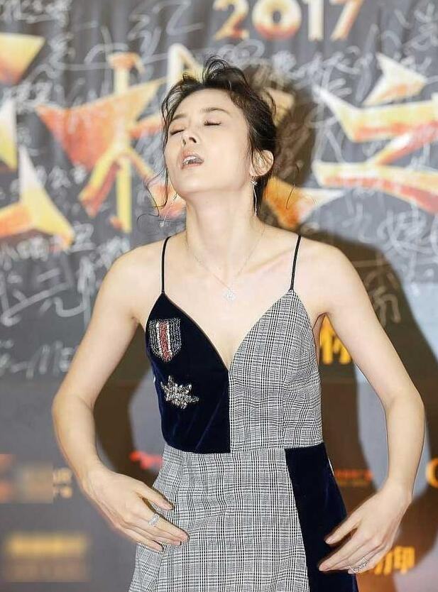 红毯摔倒女星盘点,柳岩特别机智,范冰冰特别甜蜜