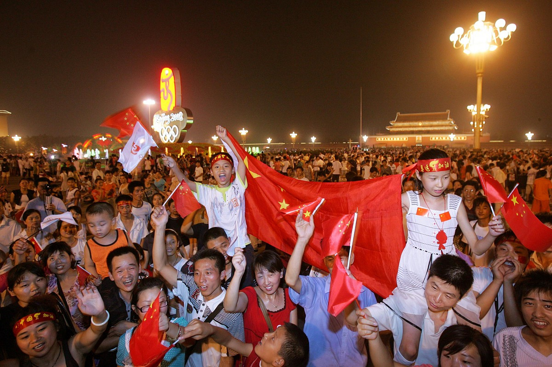 我的双节记录# 参加国庆游行,看到国旗飘扬,人民群众欢呼的场景,我为