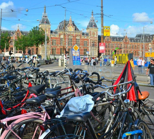 1万平方公里,荷兰的人口1702万,密度为每平方公里515人.