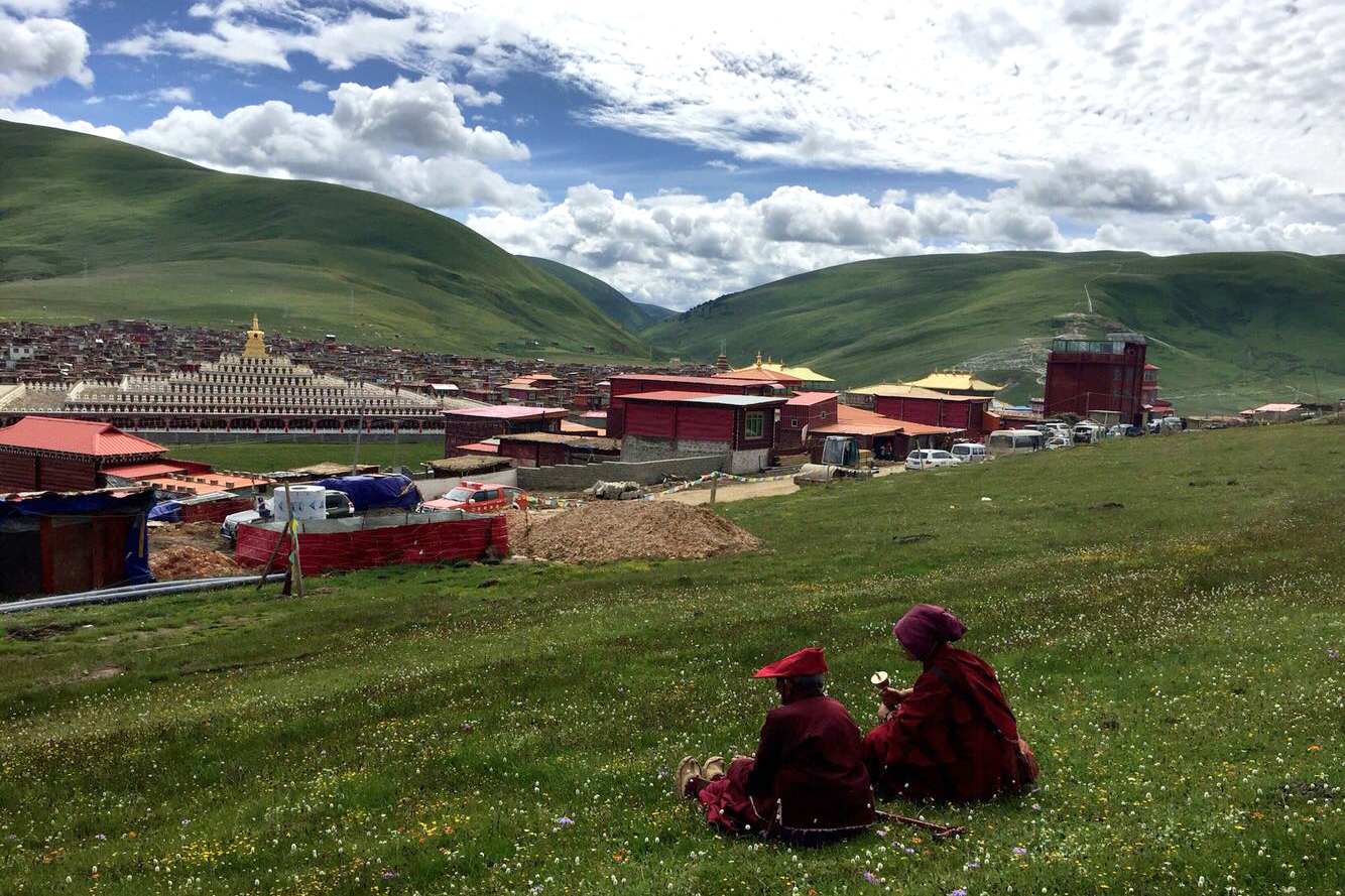 亚青寺,藏在高山之中的女性修行者聚集地,世界最大的觉姆区