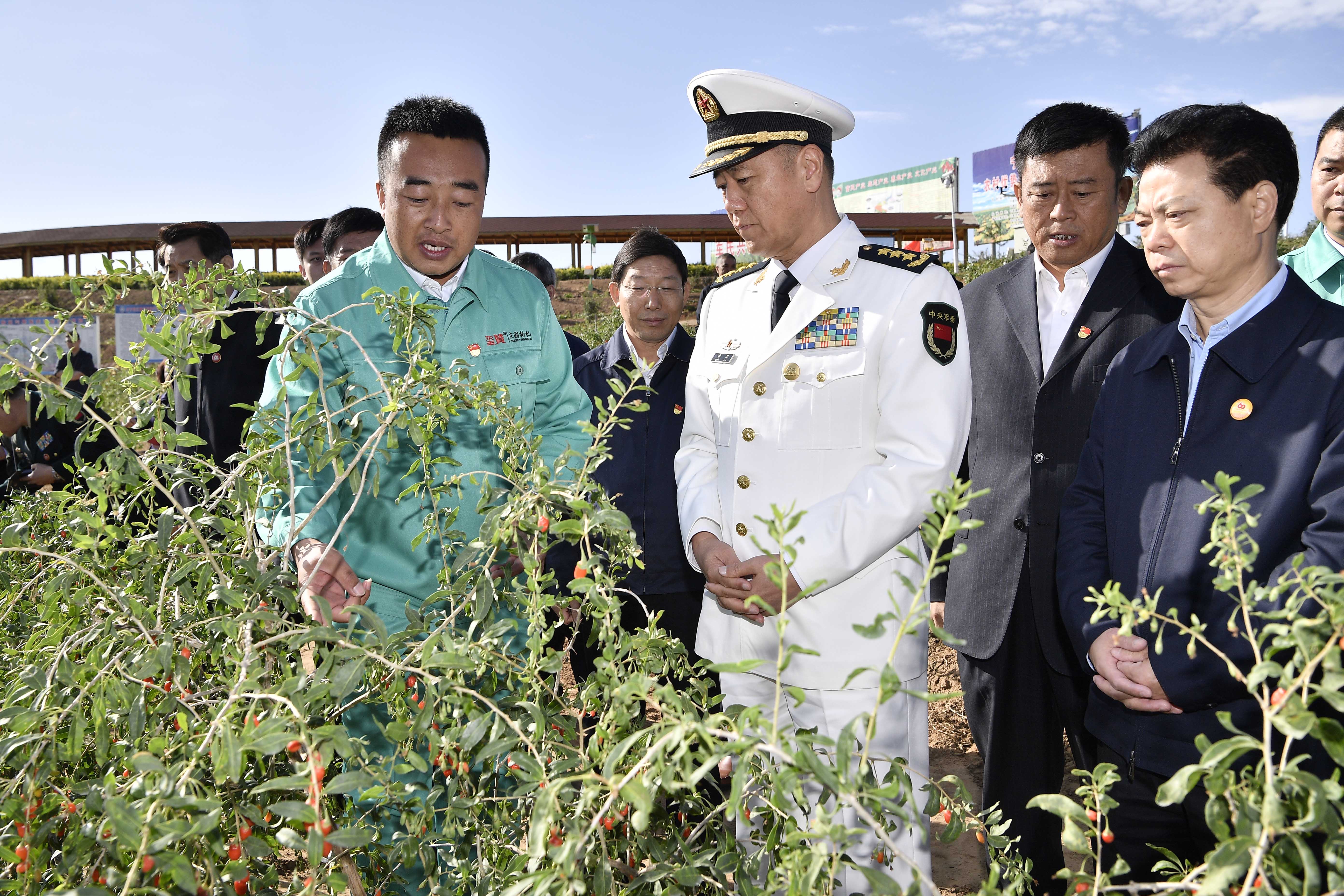 苗华率中央代表团五分团在中卫看望慰问各族各界干部群众