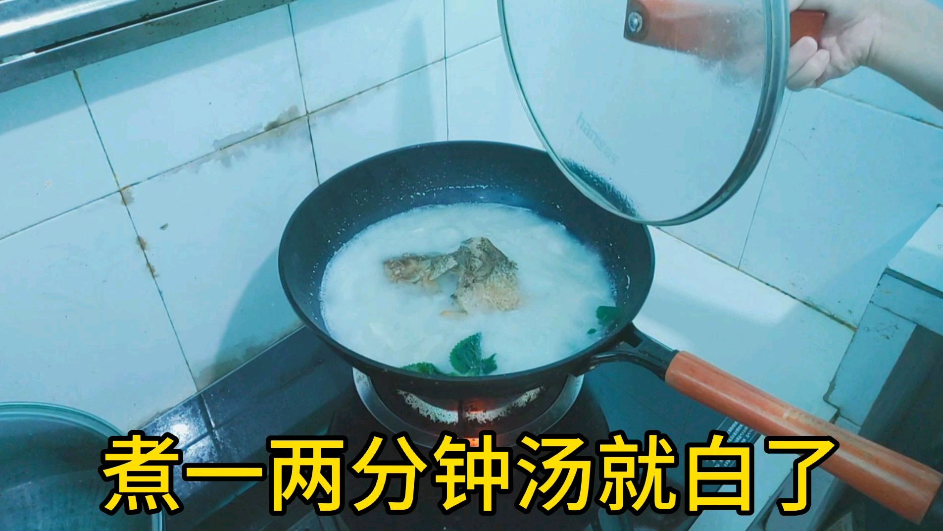 鲫鱼汤像牛奶一样白,只需两个步骤,操作简单,很多人却忽略了