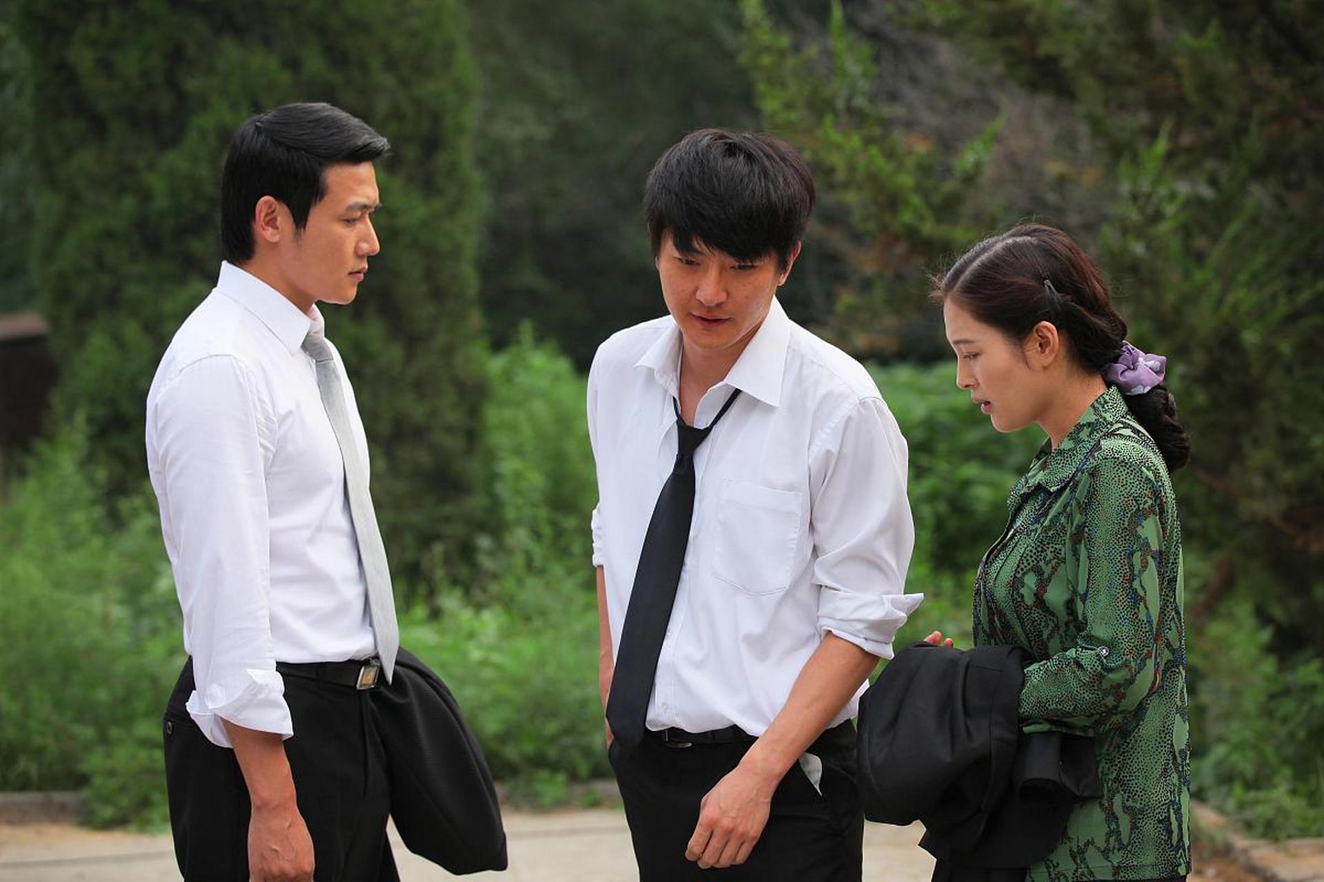 演员,郭京飞说,我跟陆毅是连襟,一起去丈母娘家做客,一家人坐着聊天