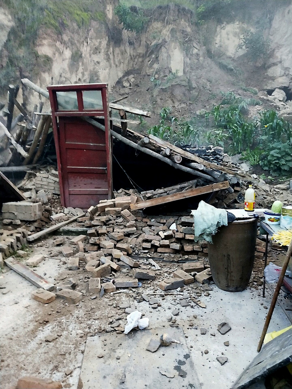 突发山洪泥石流灾害:24人死亡,3人失联