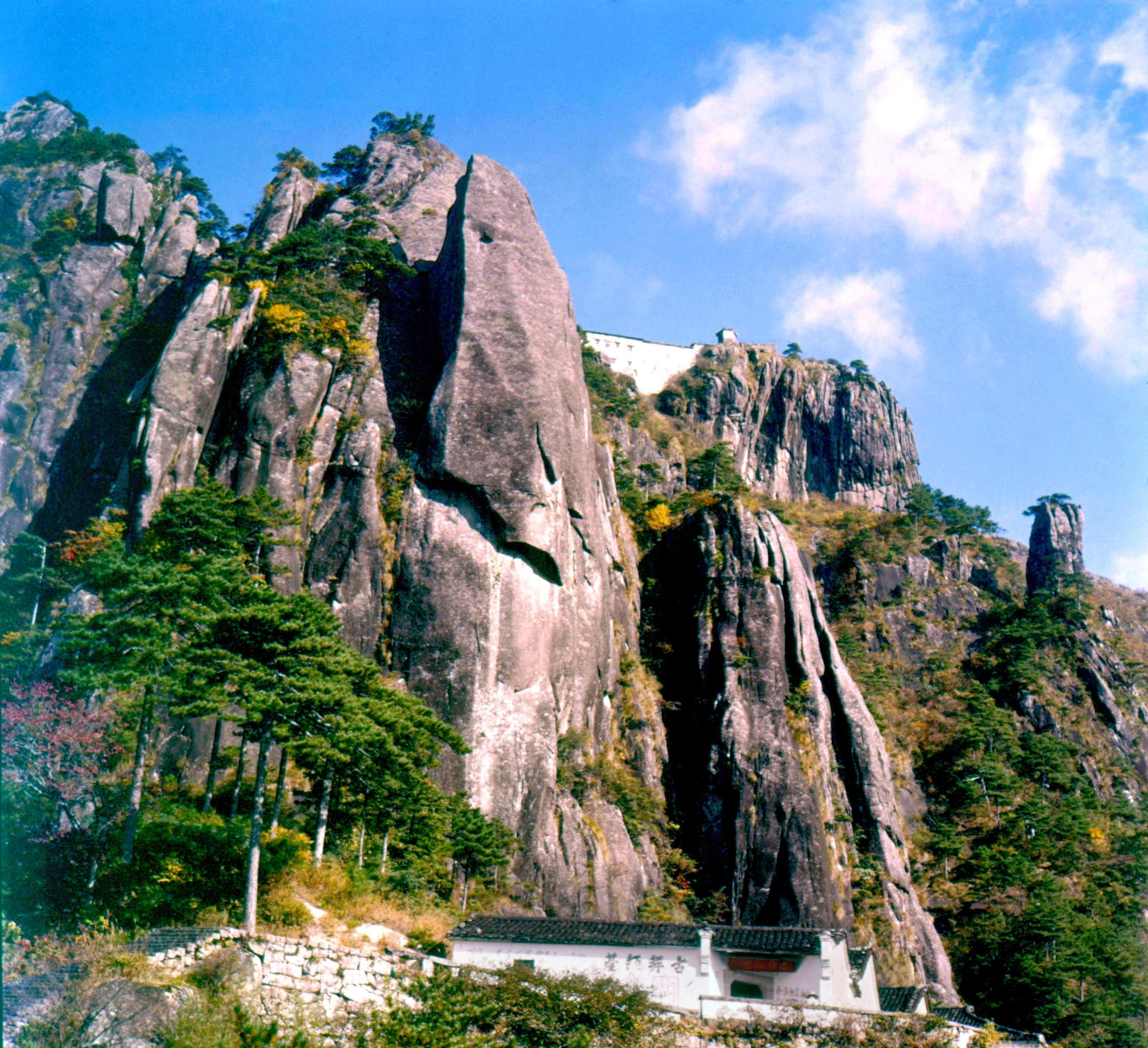 天台峰又称天台正顶,是九华山的主峰,海拔1300多米.