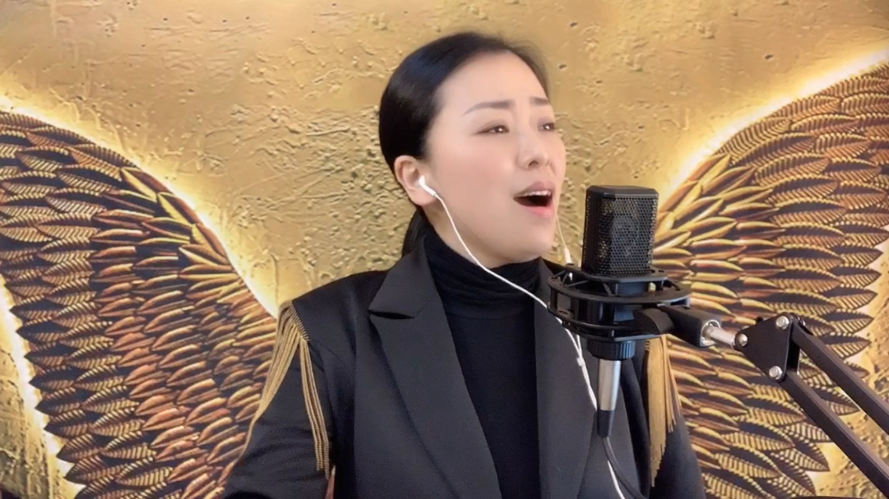 “牛肉汤妹子”李莉喜欢唱歌《父亲的草原母亲的河》韵味十足