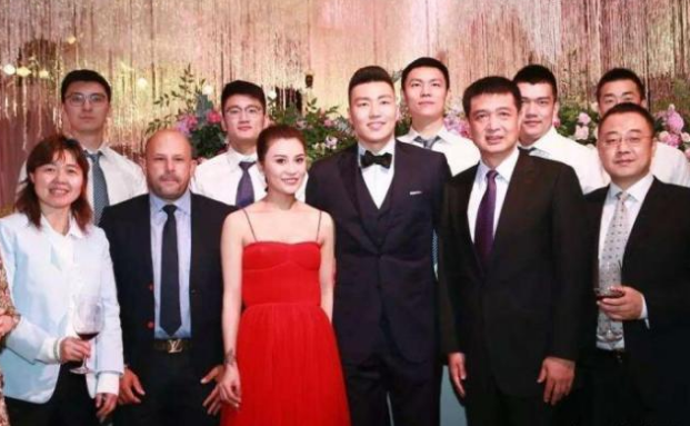 31岁李根年收入千万,和富豪模特妻子很恩爱,如今身材训练再变壮