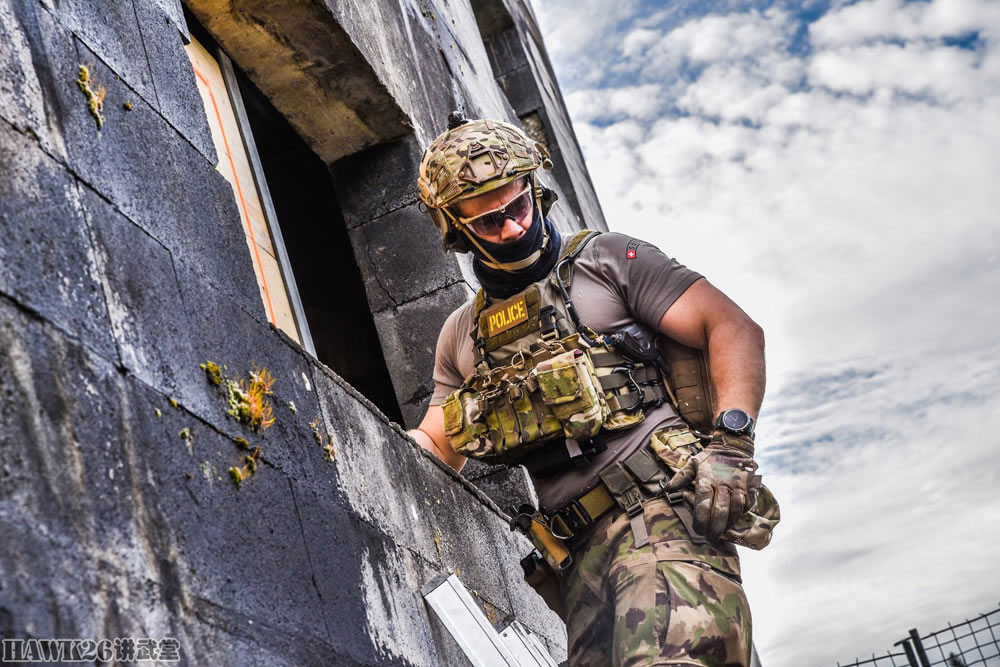 瑞士特警高难训练课 救援部队提供教官场地 演练暴力"查水表"