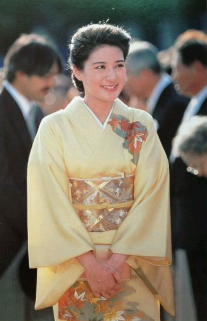 雅子穿和服真美,年轻时灵动活泼,难怪德仁看上这"半个美国人"