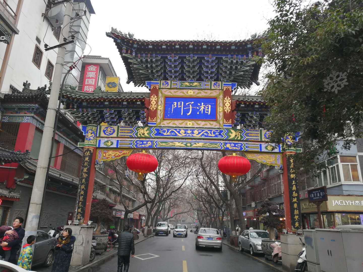 这个湘子庙位置最是显耀,但是却又闹中修静,茕茕孑立,不与世俗沆瀣一