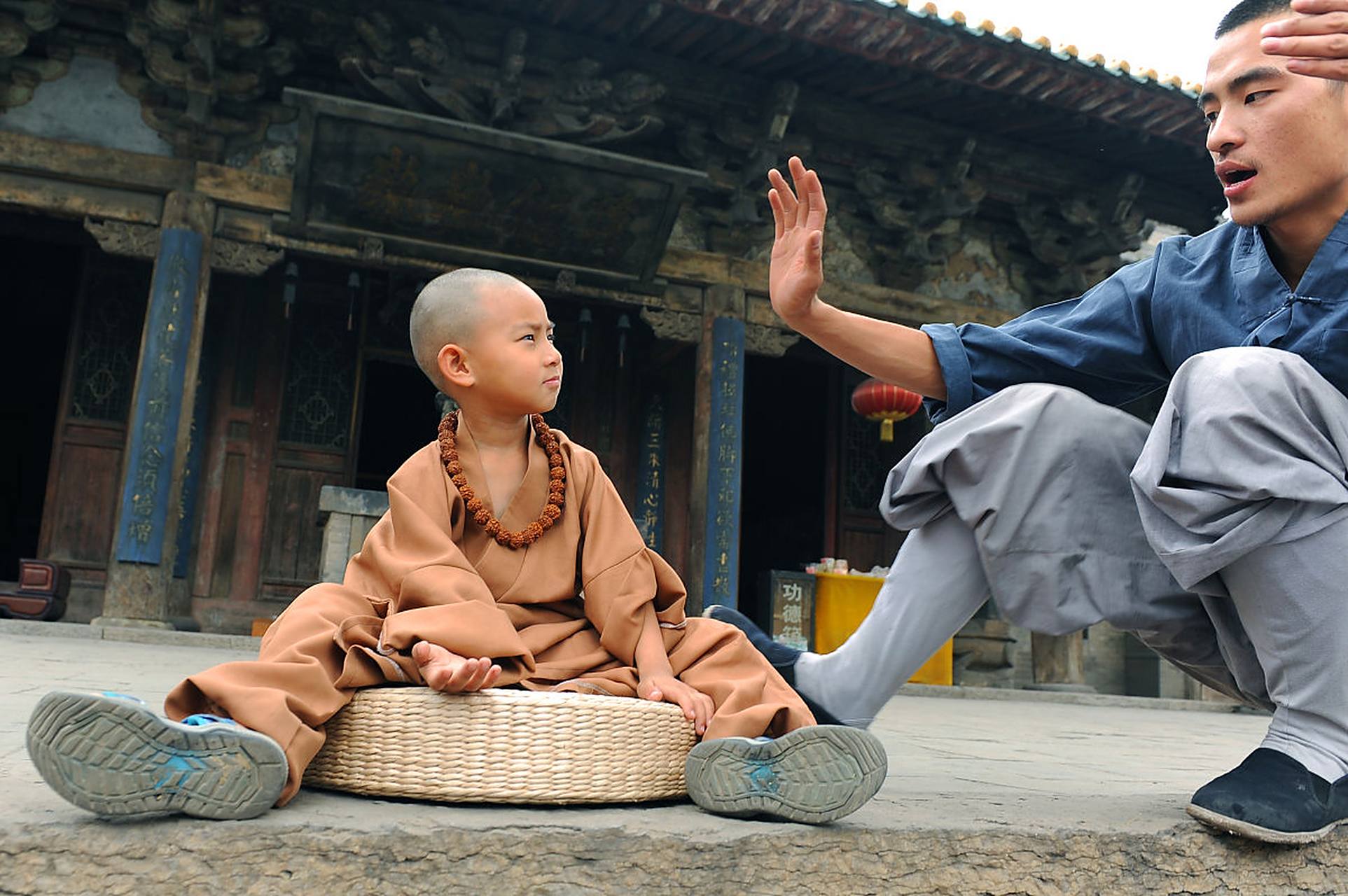 小和尚把寺庙里自产的果子拿到集市上去换米,遇到了一位难缠的客人.