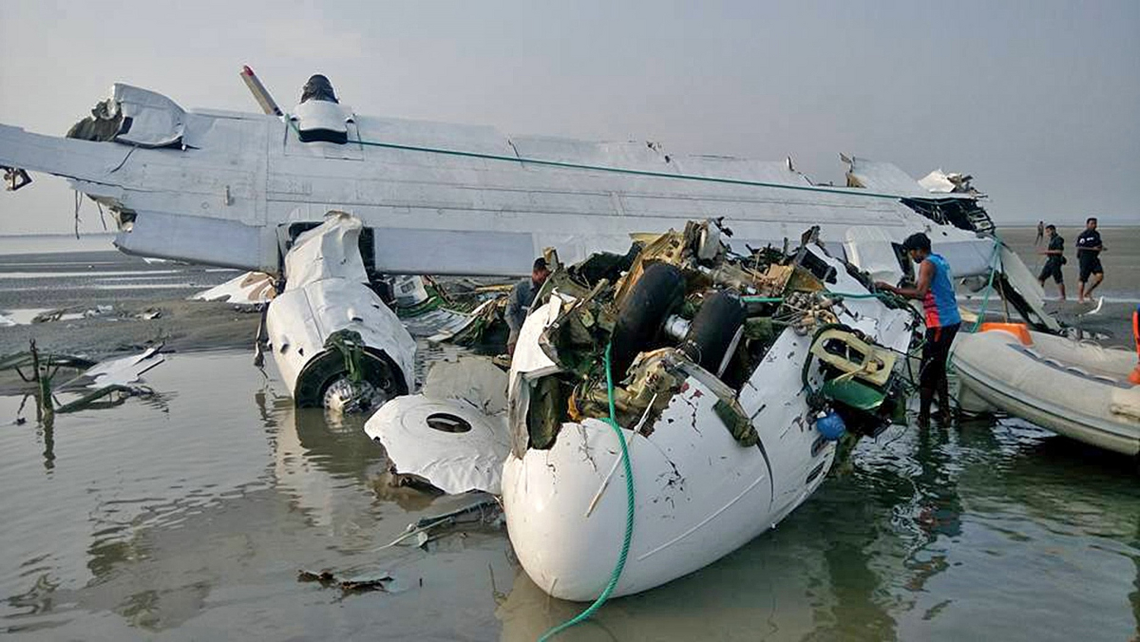 首先,缅怀烈士应该遵循中国的传统文化,以山为灵,以木为魂,以石为碑,