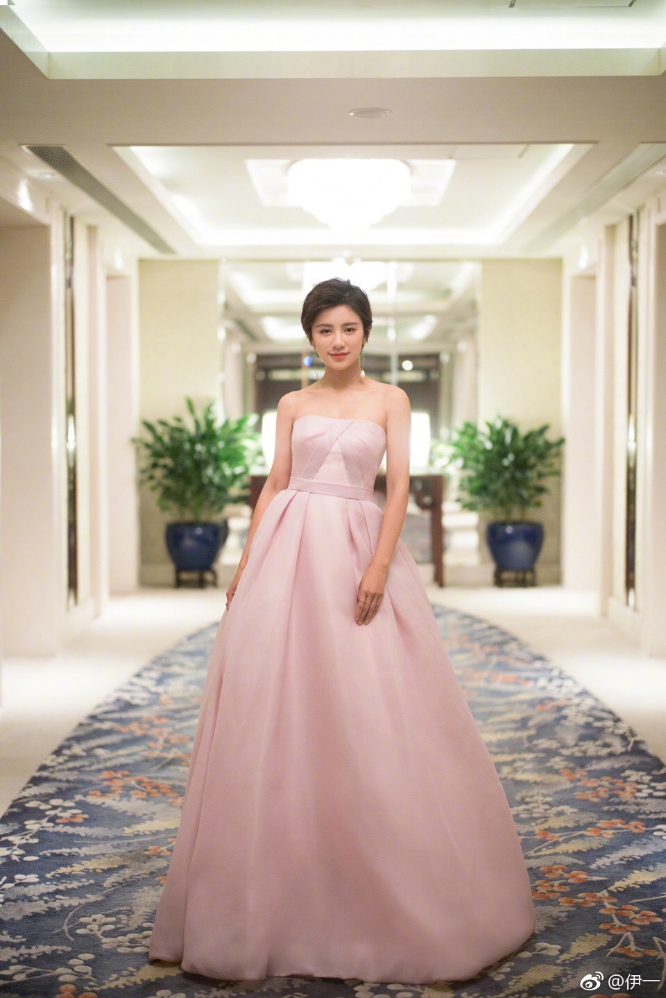 盘点浙江卫视当家花旦伊一最美的六套礼服,最后一套性感魅惑!