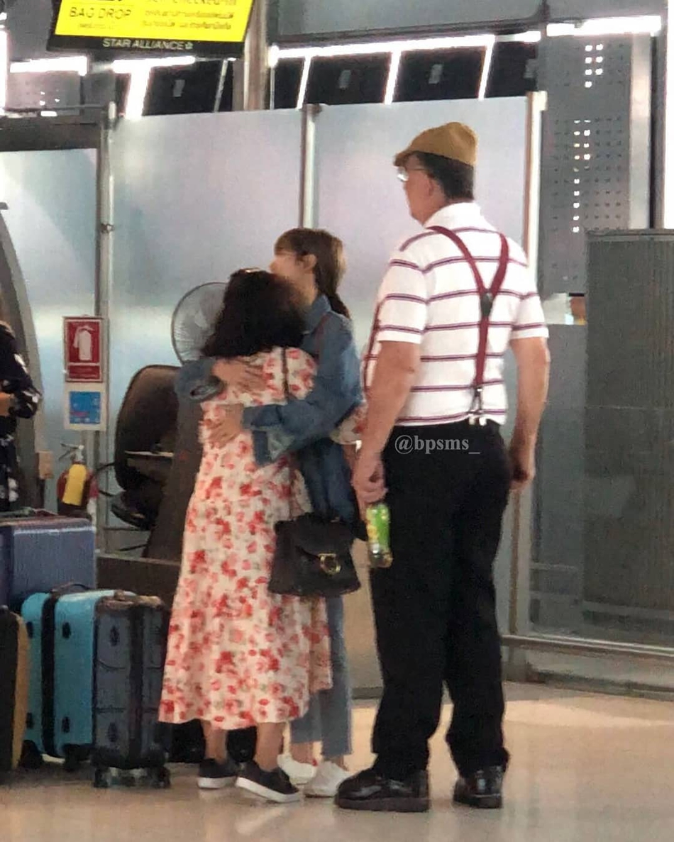 组图:lisa和爸爸拥抱告别 酷女孩变软糯乖萌