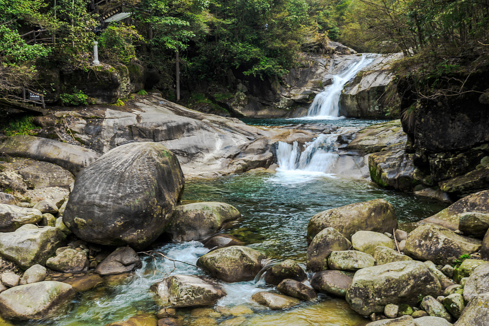 无论是春季,夏季,秋季还是冬季,大鄣山卧龙谷都有着不同的美景等待着