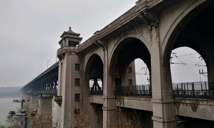 新中国成立后在长江建的首座公铁两用桥,称为万里长江第一桥