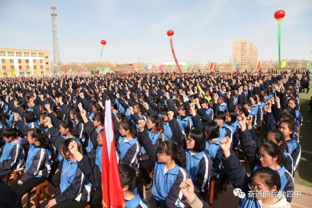 民勤四中操场发生的这一幕太感人!