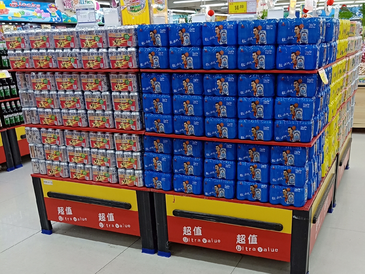 罐装啤酒,饮料等高度相同的商品堆头陈列,这种堆头陈列美观大方,量感