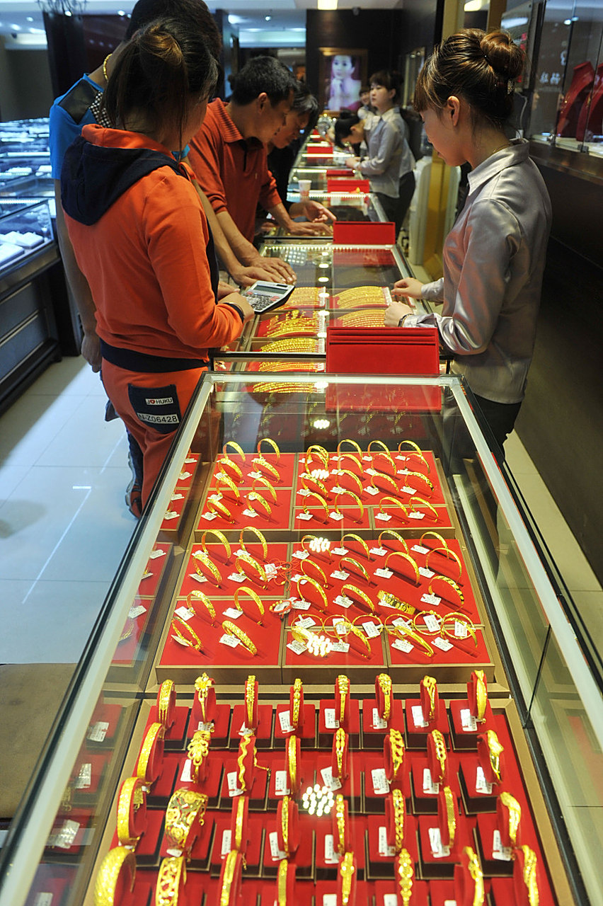 网上看到一条新闻,近日,安徽六安一名黄金店店员陈某在整理杂物时,误