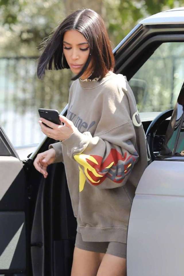 金卡戴珊身着运动装,短发造型美爆了,完美身材背后是努力和金钱