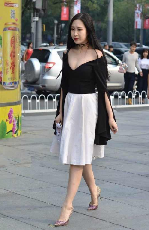 重庆街拍:美女身材凹凸有致,小背心搭配短裤,秀出傲人