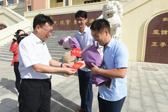 副市长薛启书赴马陵中学进行教师节慰问