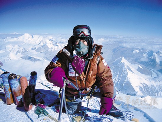 为何在登珠峰的时候,遇到摔倒的人要"见死不救"?导游说出真相