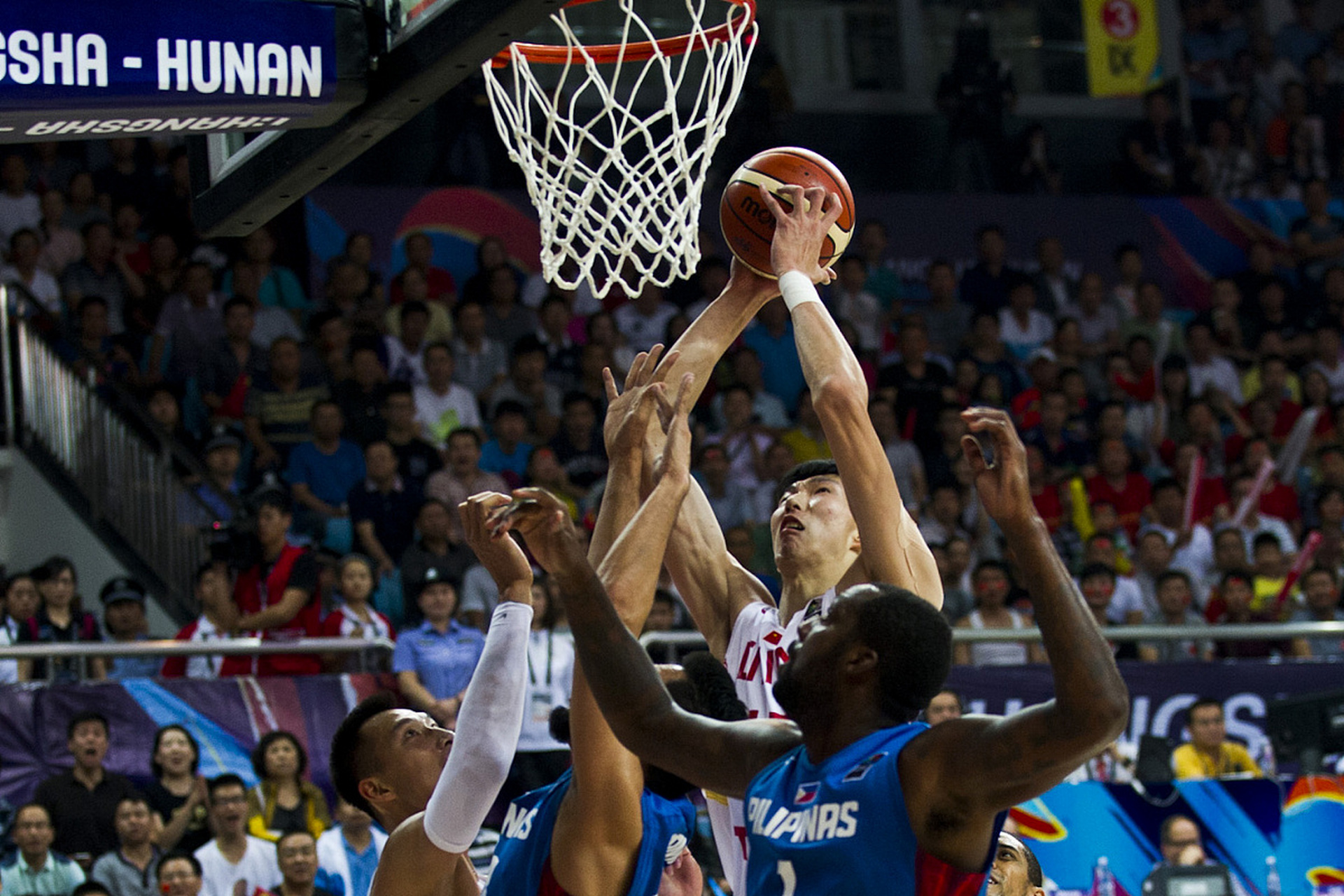 篮球中练习补篮的方法:  1.