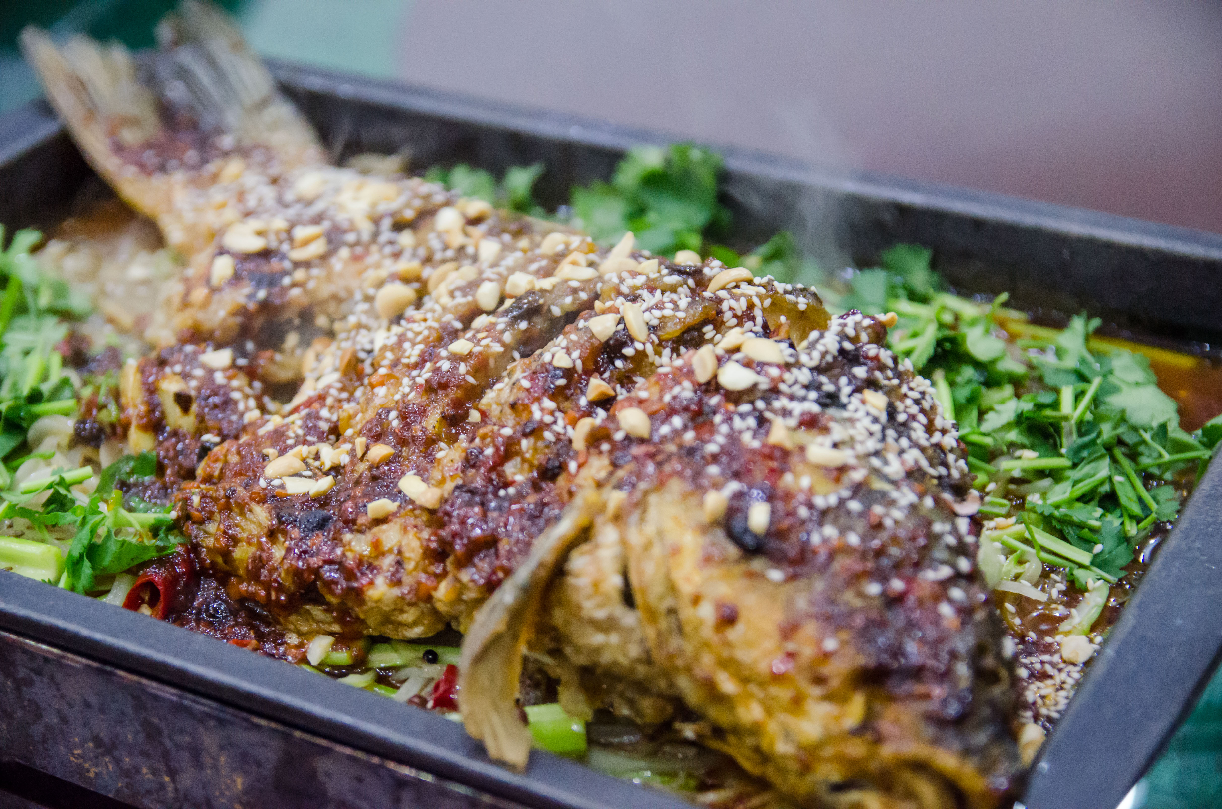 内蒙的美食并只有牛羊肉,这里的特色是全鱼宴,《风味人间》力荐