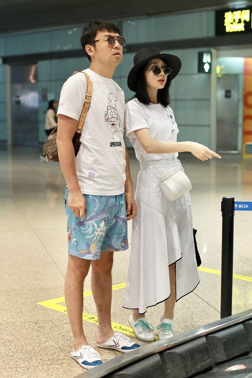 近日,雷佳音的妻子翟煦飞在社交媒体上晒出了一张与女儿的合照,展现了