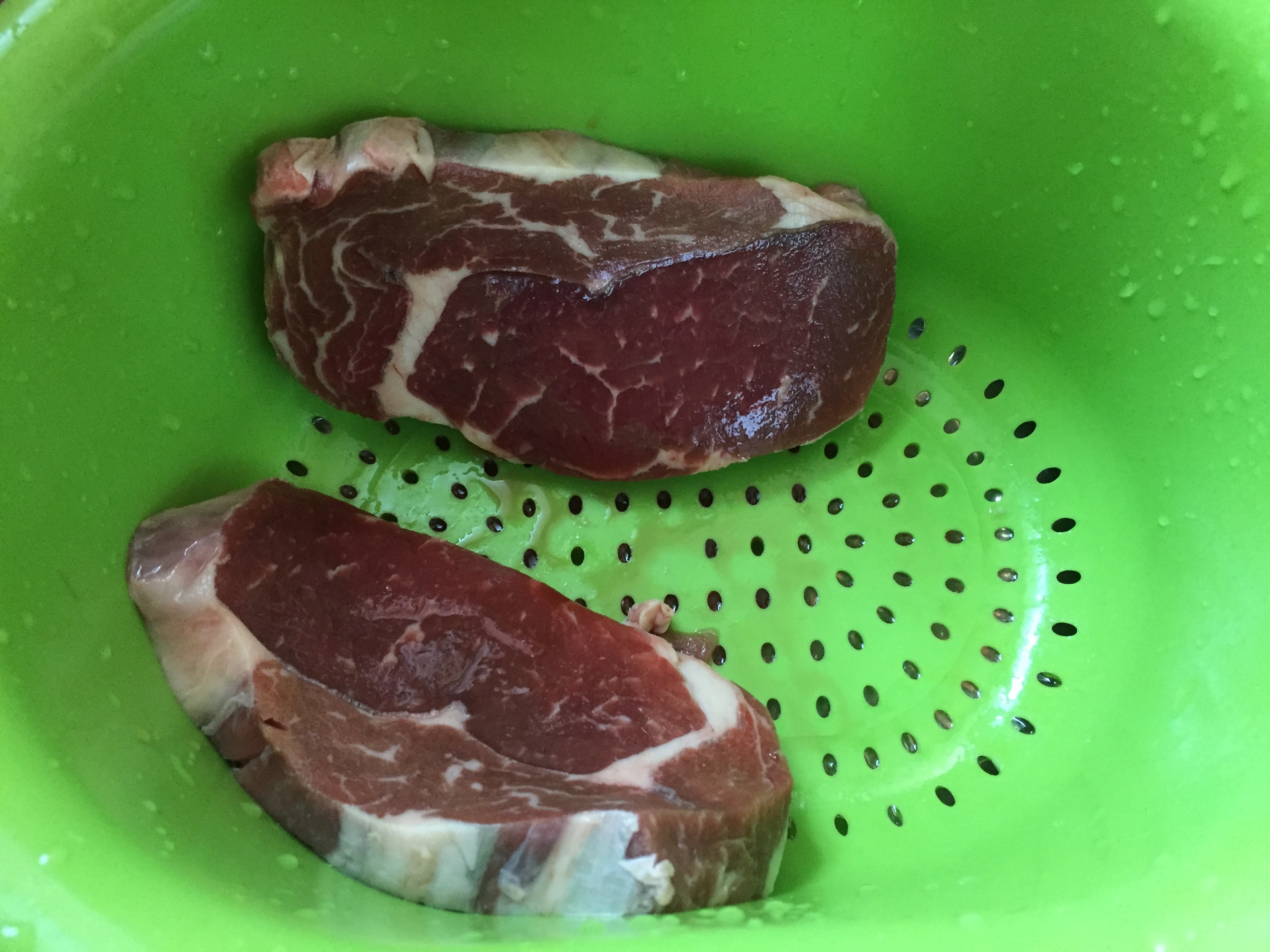 挑选牛排,要选择原切的,千万不要图便宜买压缩肉质.