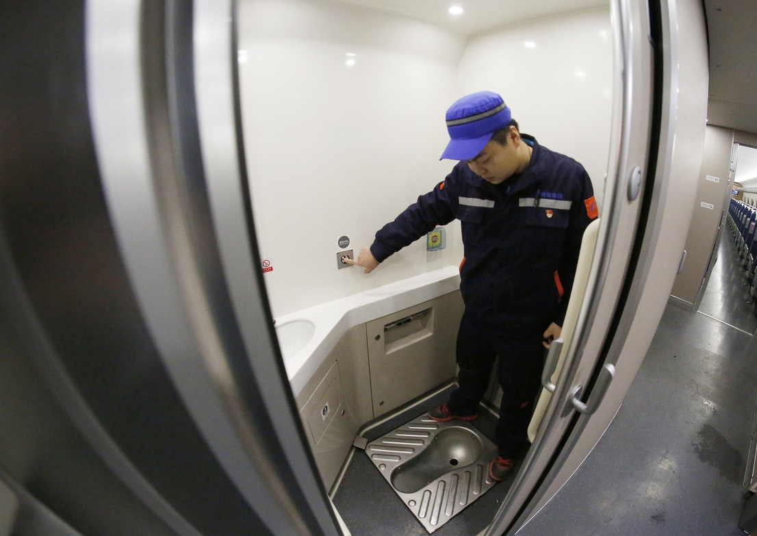 为什么火车上的厕所要直通轨道,难道不怕发臭吗?工人说出实情
