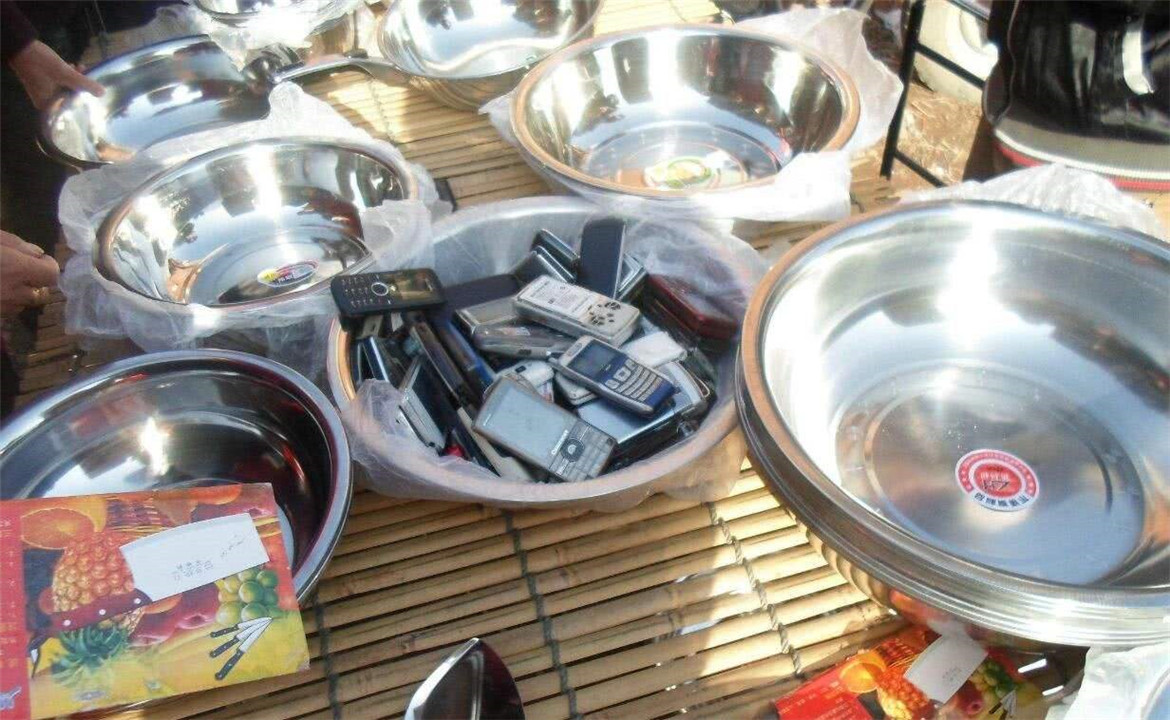 农村总有人用脸盆换旧手机,他们到底拿去干啥?原来背后有这猫腻