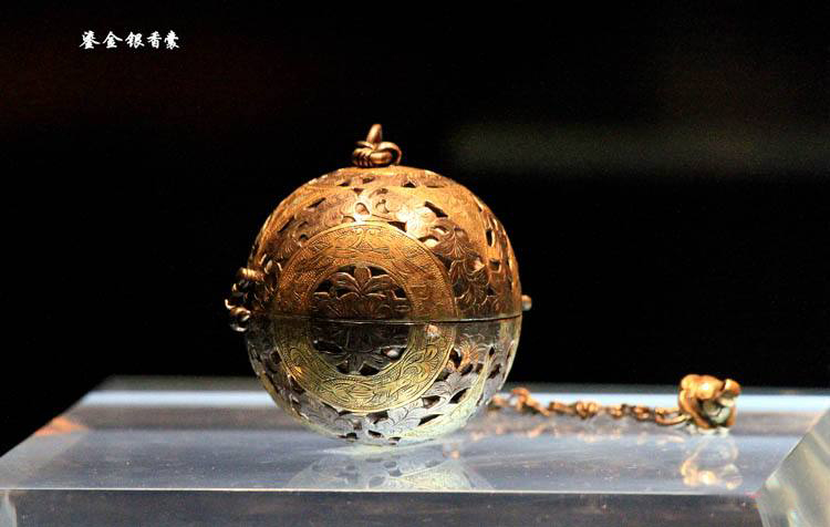 整个玉棺棺体放置在棺床之上,小玉棺通体呈乳白色,并泛淡青色,玉质