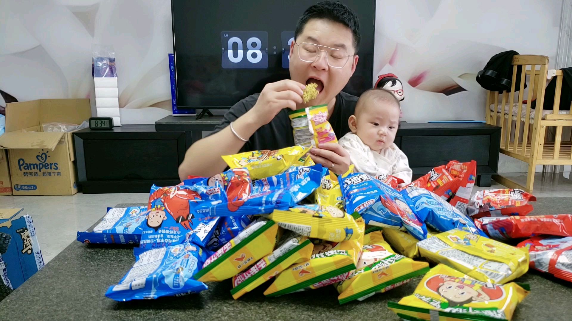 奶爸带儿子开箱试吃新包装小当家,儿子看的眼睛都直了