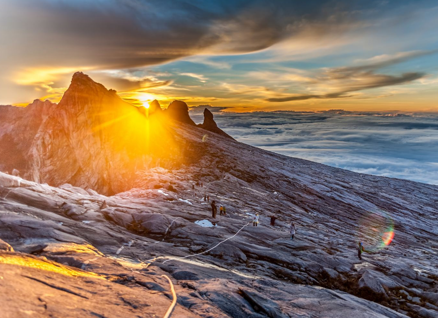京那巴鲁山(mount kinabalu)是东南亚海拔最高的山,高度是4,093米