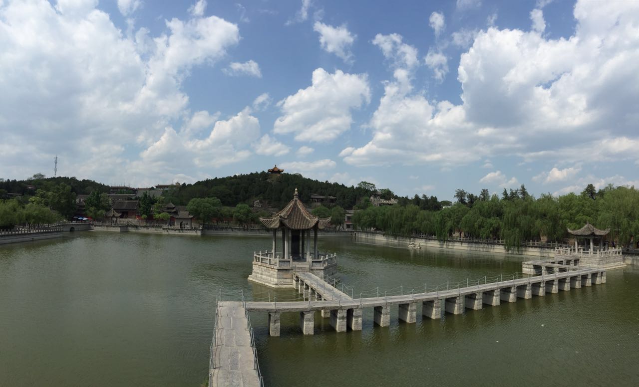 新乡百泉景区风景秀丽,一山一水交互相映,被誉为北国小西湖