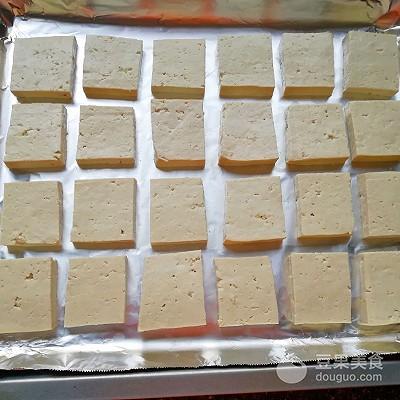 3,烤盘里铺上锡纸,将准备好的豆腐块摆在烤盘里.