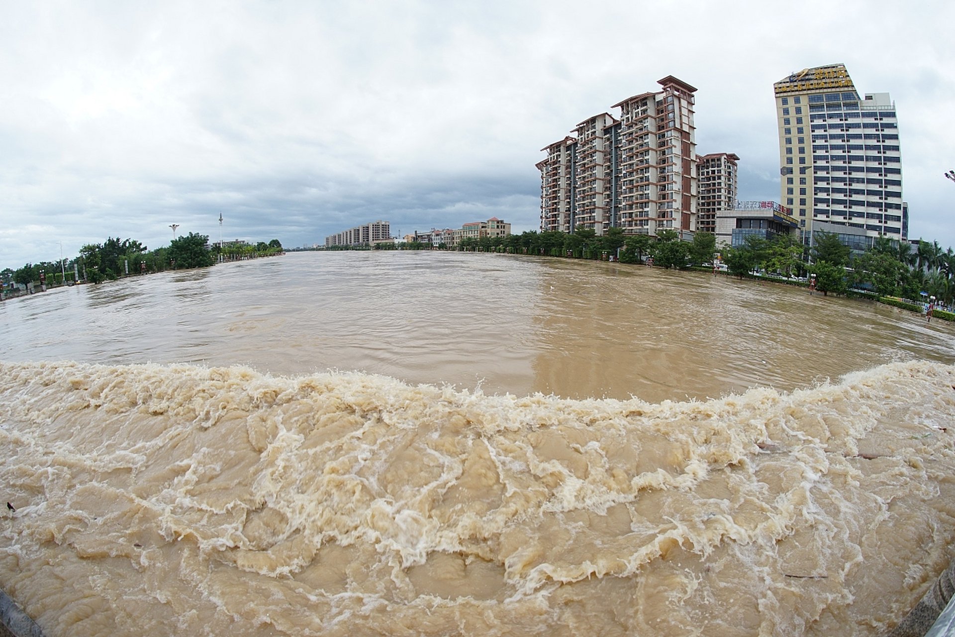洪水的时候越是小地方的越是受罪,记不清是17年还是18年,湖南涨洪水