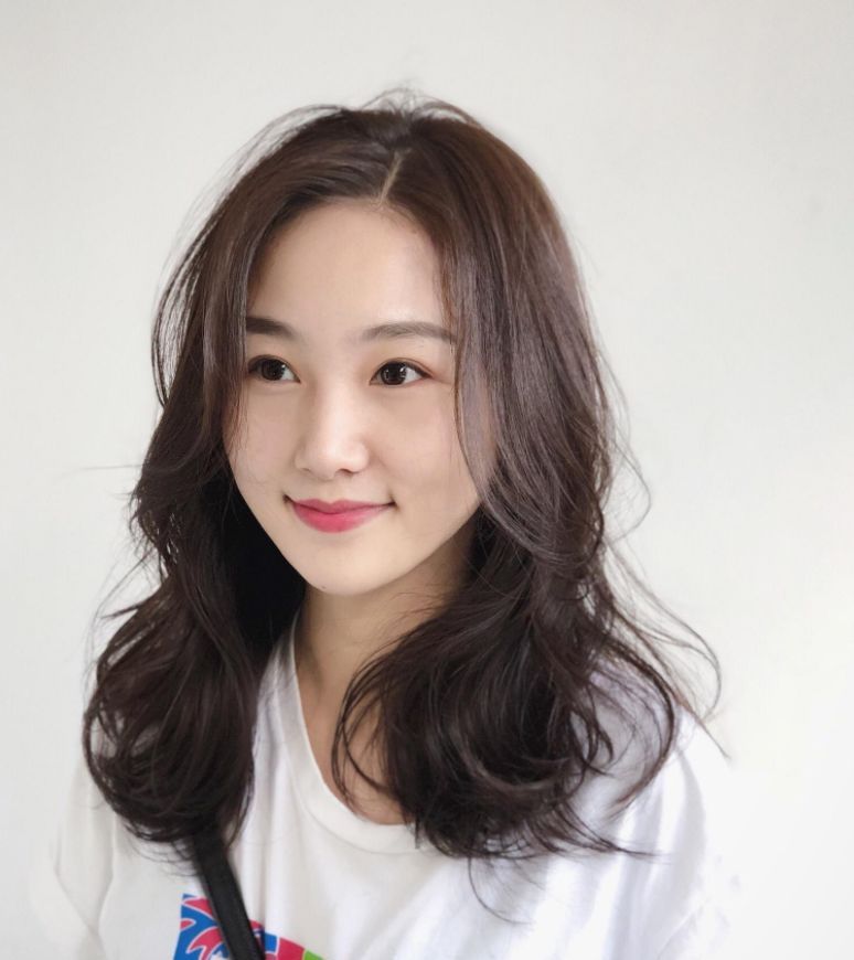 2019烫个"半烫卷"发型,像芭比娃娃一样惹人喜爱,做最美的姑娘