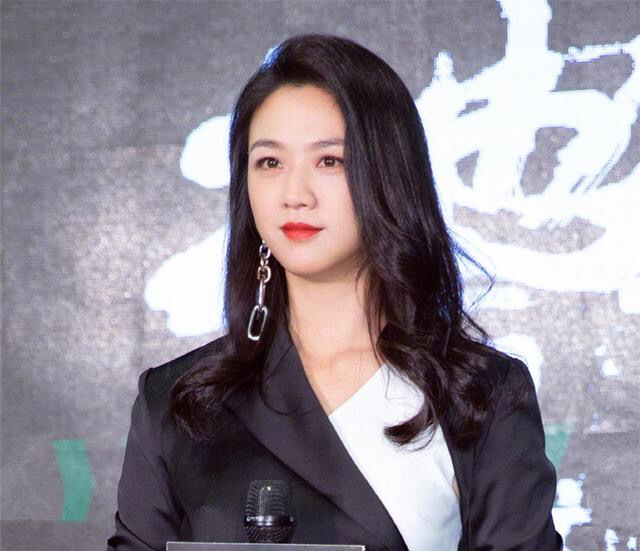 汤唯拼色西装配烈焰红唇,减龄英气,39岁美回了29岁