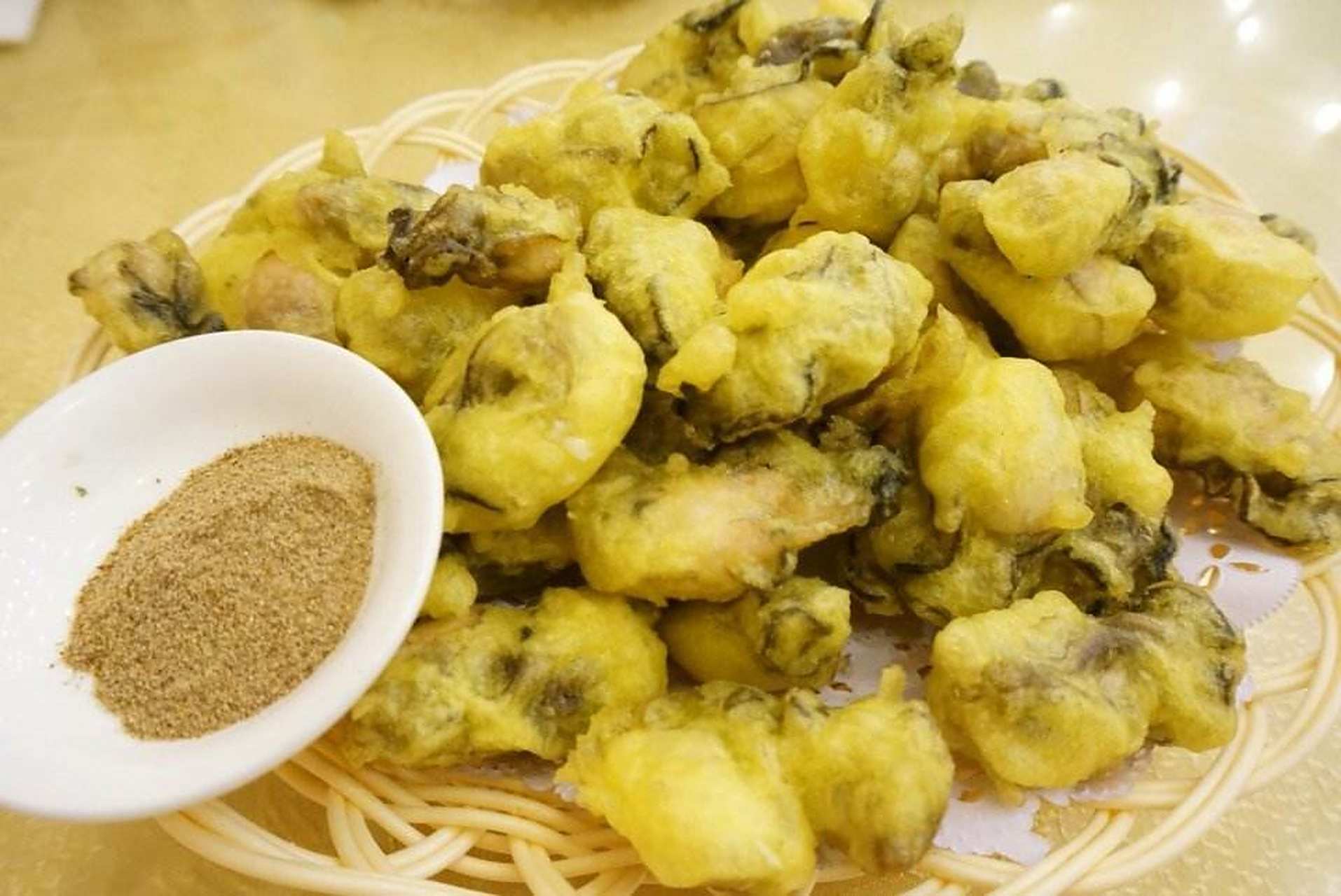 打卡济南夜市#济南夜市美食——炸蛎黄,其的做法简单,色泽金黄,外焦