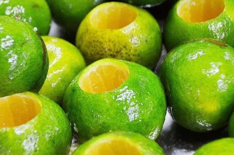 乡下树上的这种苦柑橘,吃到嘴里酸掉牙!但却是村民眼中的宝